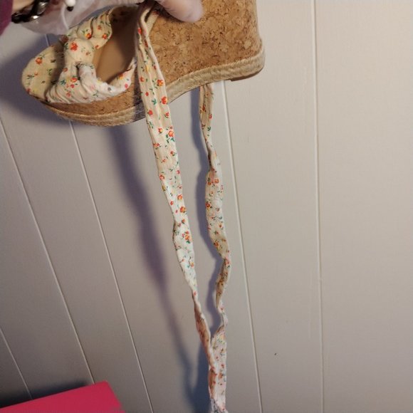 Shoe Dazzle White Floral Wedges 10 Sandals - Picture 9 of 10